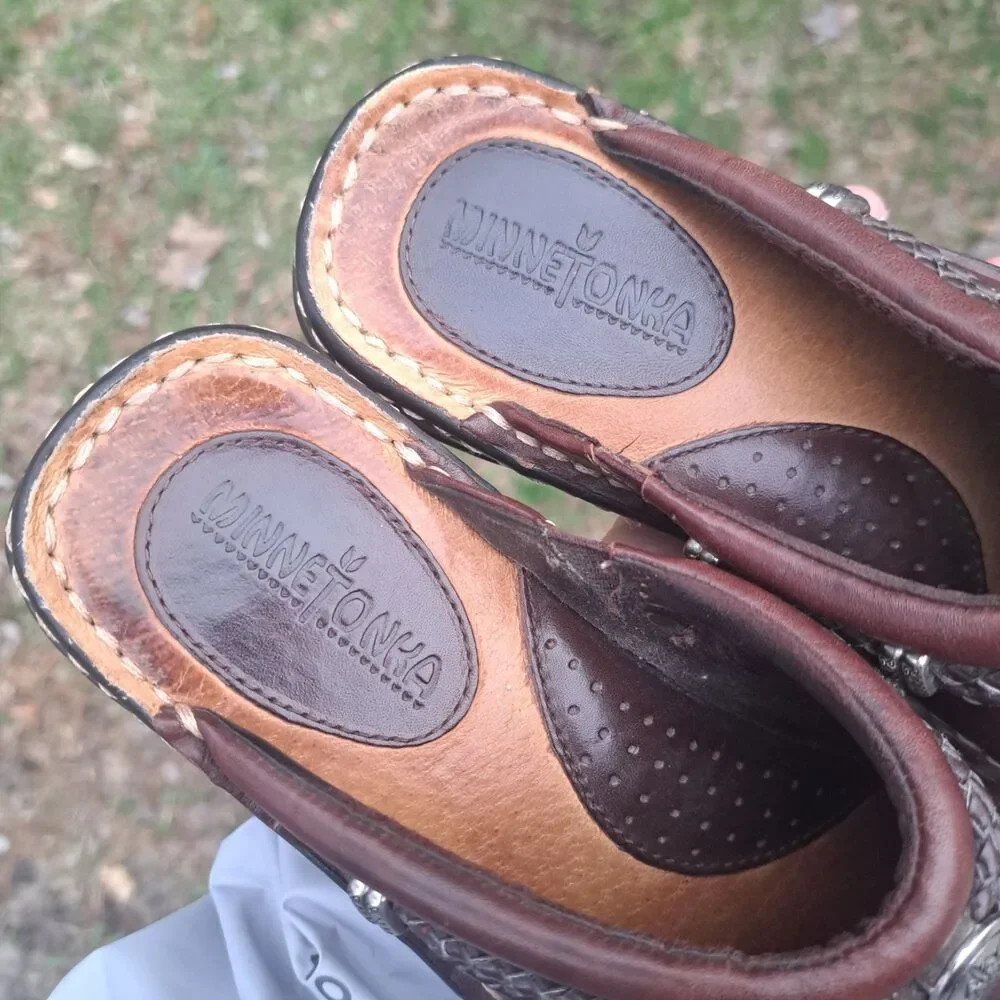 Minnetonka Brown Leather Slip On Womens Clogs Mules Size 7 Shoes - Picture 6 of 7
